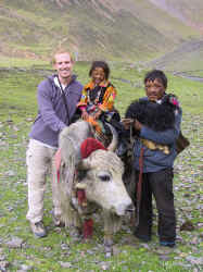 tibetan_family_and_yak.JPG (338048 bytes)